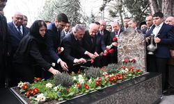 Bahçeli, Türkeş'in kabrini ziyaret etti/ Ek fotoğraflar