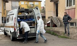 Boşanma aşamasındaki eşini bıçaklayıp, üzerine kapıyı kilitleyerek kaçtı