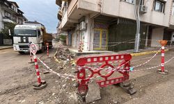 Çalışır halde bırakılan hafriyat kamyonu hareket edip kaldırımdaki yayaya çarptı; kaza kamerada