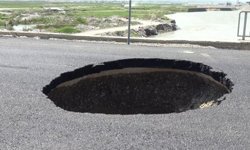 Çökme sonrası onarılan yolda çukur oluştu