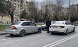 Dedesinin otomobiliyle gezerken polisin 'dur' ihtarına uymayan ehliyetsiz sürücü yakalandı