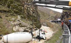 Dereye yuvarlanan beton mikserinin şoförü kayboldu (2)
