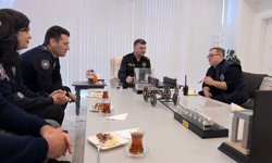 Down sendromlu Uğur'a polis yeleği giydirilip pastalı doğum günü sürprizi yapıldı