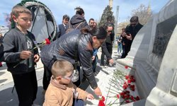 Edirne'de öğretmenlerden, Kahramanmaraş'taki saldırıda hayatını kaybedenler anısına karanfil
