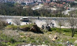 El freni çekilmeyen otomobil şarampole yuvarlandı