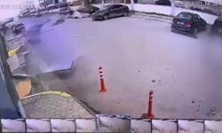 Eskişehir'de kuvvetli rüzgar çatı uçurdu; o anlar kamerada