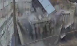 Fenerbahçe Stadyumu'nun yanındaki inşaat duvarının çökme anı kamerada-1