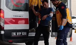 Freni boşalan TIR yamaca çarpıp, devrildi; sürücü yaralandı