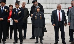 Gazi eşinin vasiyetiyle 10 yıldır tüm resmi törenlere katılıyor