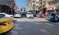 Gaziosmanpaşa'da takmaya çalıştığı tabelayla kaldırımda bekleyen kişinin üzerine düştü