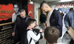 Golü tuşlu teflonuyla kaydeden minik taraftara, Serdar Dursun kamera hediye etti
