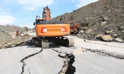 Hakkari- Van kara yolunda heyelan; ulaşım kontrollü sağlanıyor