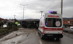 Kamyon, yağmur nedeniyle kayganlaşan yolda devrildi; kaza kamerada