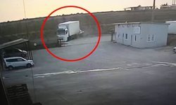 Kamyona çarpan minibüsün sürücüsü yaralandı; kaza kamerada