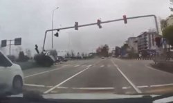 Kamyonetin sinyalizasyon direğine çarptığı kaza araç kamerasında; 4 yaralı