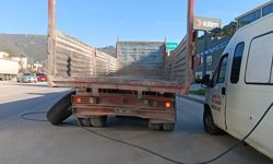 Kamyonun fırlayan tekeri, mağazaya daldı; o anlar kamerada