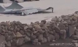 Kars'ta kuvvetli rüzgar çatıları uçurdu