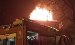 Kartal'da 3 katlı binanın çatısı alev alev yandı; 2 kişi dumandan etkilendi