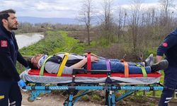 Kazada savrulan hafif ticari araç, dere yatağına uçtu: 4 yaralı