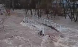 Kızılırmak taştı, köyde ev ve ahırları su bastı