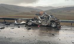 Malatya'da otomobil ile TIR çarpıştı: 3 ölü, 1 yaralı