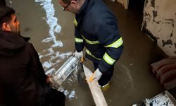 Mardin'de sağanak; ev ve işyerlerini su bastı