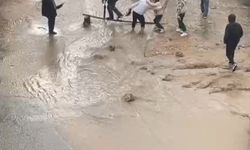 Mardin'de sağanak nedeniyle cadde ve sokaklar göle döndü