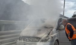 Motor kısmından alev alan minibüs yandı