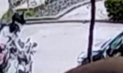 Motosikletin bebek arabasına çarptığı kaza kamerada; 2 yaralı