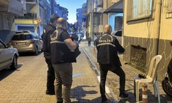 Müşterisinin evinde temizlik yaparken 5'inci kattan düşüp, yaralandı