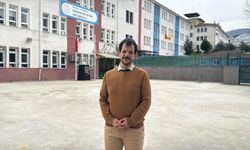 Nefes borusuna şeker kaçan öğrenciye okul müdürü kurtardı; olay kamerada