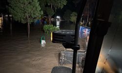 Osmaniye'de sağanak nedeniyle Savrun Çayı ve Bülbül Deresi taştı; sele kapılan otomobilde 2 kişi mahsur kaldı: (2)