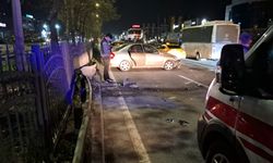 Otomobil refüjdeki bariyerlere çarptı: 2 yaralı