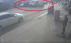 Otomobille giderken silahlı saldırıya uğradı, yaralı halde kaçıp polise sığındı; o anlar kamerada