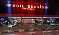 Parkta rastgele bıçak sallayan kişi, 2 yaşındaki Samet'i boğazından yaraladı