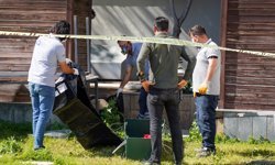 Parktaki LED ekranın ayağında erkek cesedi bulundu