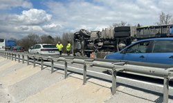 Patates yüklü TIR devrildi