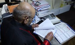 Rektörden 77 yaşında üniversiteden mezun olan arzuhalciye özel davet