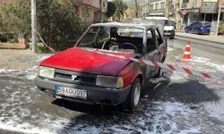 Seyir halindeyken alev alan otomobil yandı
