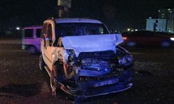 Seyir halindeyken arızalan minibüse hafif ticari araç çarptı: 6 yaralı