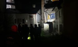 Sivas'ta 2 katlı müstakil ev yan yattı