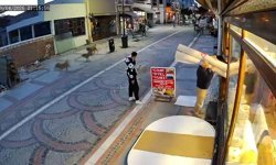 Sokak köpeğinin saldırısında yaralandı; o anlar kamerada