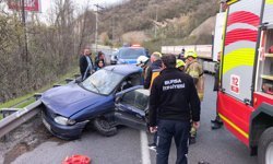 Sürücüsünün epilepsi nöbeti geçirdiği otomobil bariyerlere çarptı; 2 yaralı