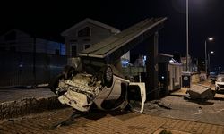 Takla atan otomobil, sitenin girişindeki beton bloğa çarptı: 1 yaralı