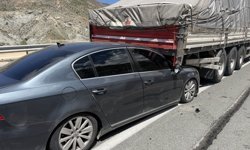 TIR'ın altına giren otomobilin sürücüsü yara almadan kurtuldu