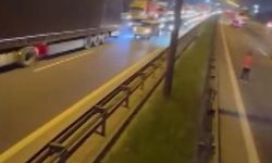 Tuzla TEM Otoyolu'nda TIR devrildi; trafik yoğunluğu oluştu