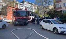 Üsküdar'da 5 katlı binanın çatısı alev alev yandı