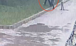 Üzerine su sıçratan sürücünün saldırısına uğradı; o anlar kamerada