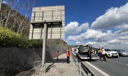 Yön levhasına çarpan otomobilin sürücü yaralandı