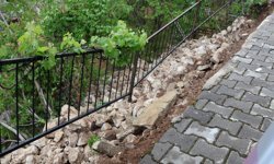 Amasya'da 5 katlı binanın istinat duvarı çöktü